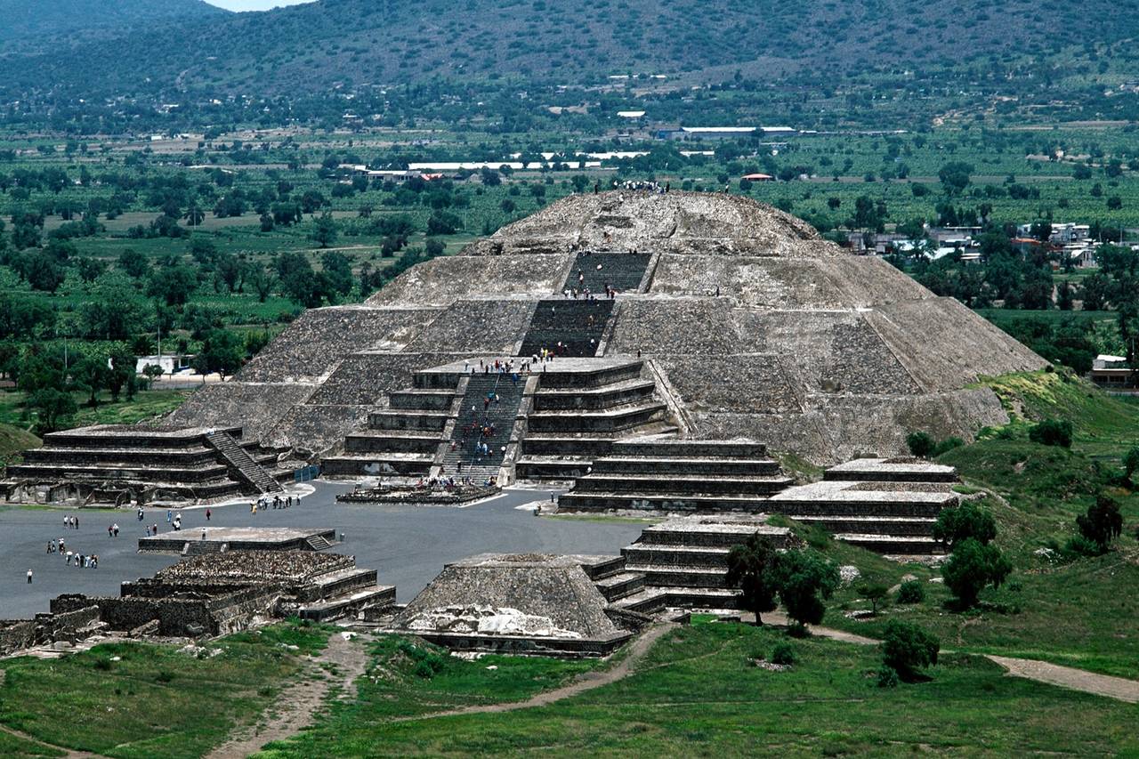 Private Guateque Time group on a Teotihuacán tour with round-trip transport from Mexico City